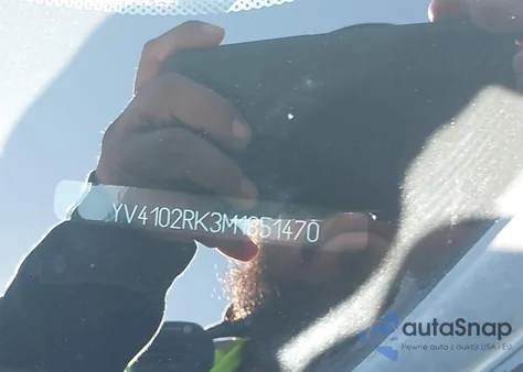 2021 Volvo Xc60 T5 Momentum z USA, uszkodzony, nr VIN YV4102RK3M1851470